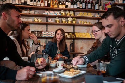 Barcelona: Gothic Quarter Tapas & Wine Small Group Tour