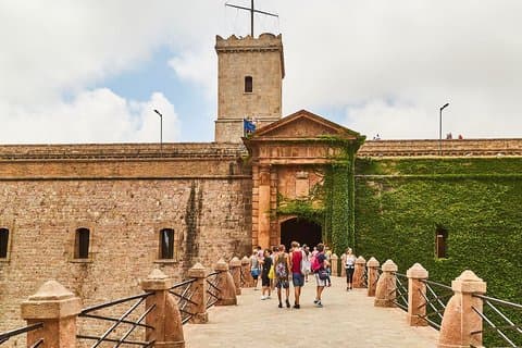 Private Montjuïc Castle and Poble Sec Tapas Tour