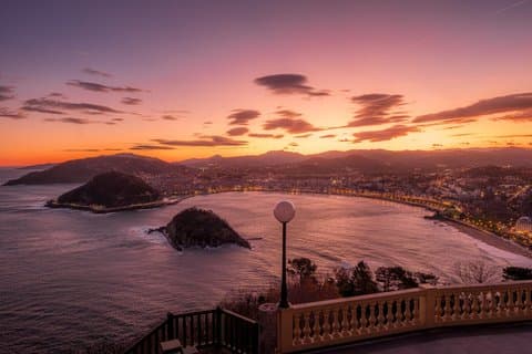 San Sebastián Sunset and Old Town Private Tour