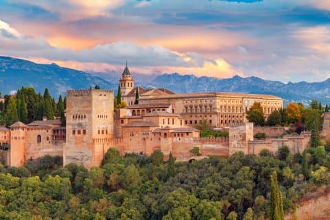 Alhambra and Nasrid Palace Entry Assistance and Tourist Train