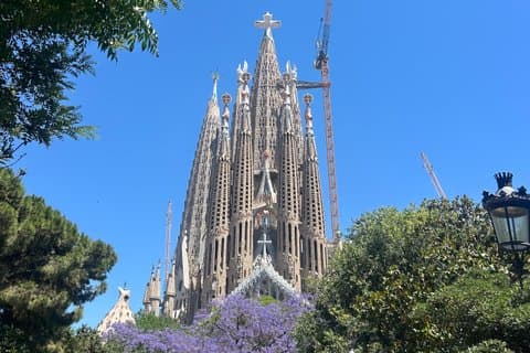 Sagrada Familia Golden Hour and Guided Visit with Priority Access