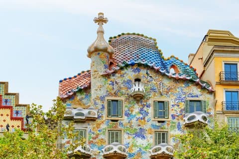 Barcelona Gaudi and Modernism Tour with 24h Metro Card