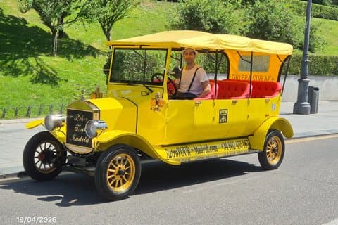 Premium Retro Tour Madrid private, in classic Ford T car