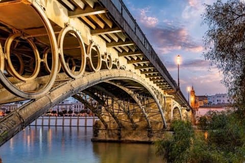 Triana de Noche : an exclusive tour with unforgettable views
