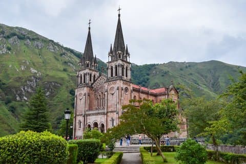 Excursion to the Lakes of Covadonga Cangas de Onís Small Group