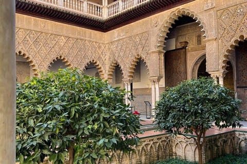Private Half-Day Tour with Alcazar Tickets and Tapas