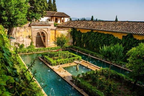 Alhambra Palace and Generalife Gardens Guided Walking Tour