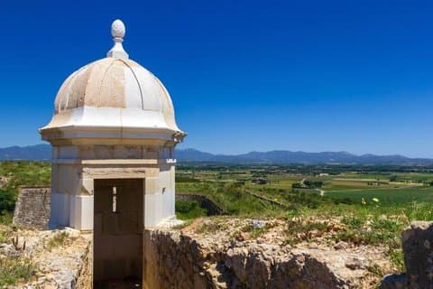 Hello Figueres: Private 2-Hour Intro City Walk with Local Guide