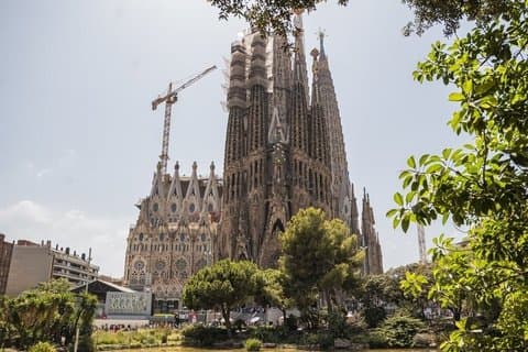 Sagrada Familia de Barcelona and Park Güell Entrance with Audio Guide