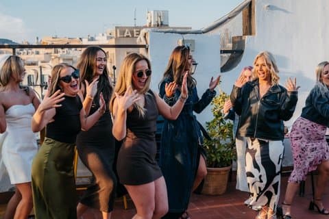 Barcelona: Rooftop Salsa Class with Unlimited Sangria
