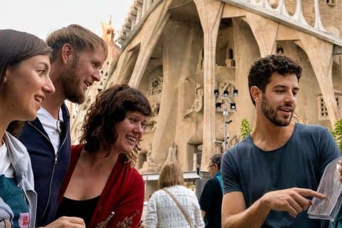 Barcelona Walking Tour: Sagrada Familia, Gaudi and Gothic Quarter