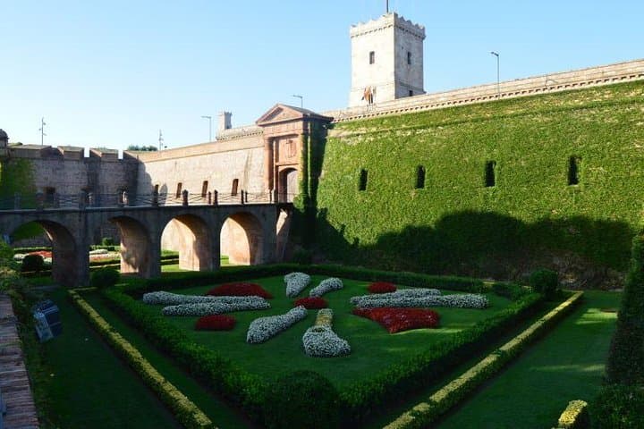 Private Customized Barcelona Tour by Mercedes VIP Bus and Personal Expert Guide