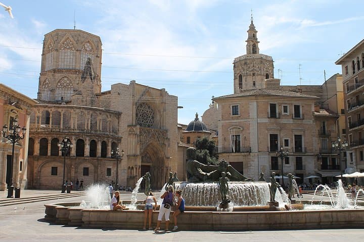 Shore Excursion: City Tour with Tapas in 11th Century Monument