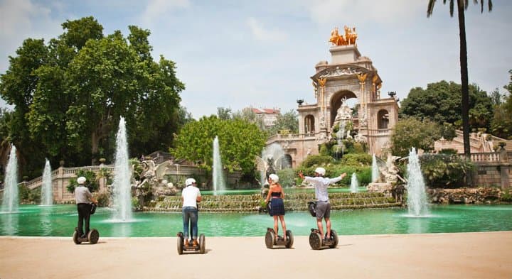 Parque de la Ciudadela – Lush green park with fountains, sculptures & boating lake by Segway