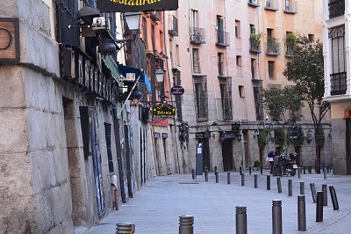 Guided tour of Madrid's 4 most popular neighborhoods.