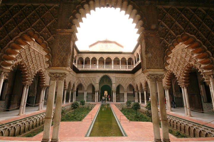 Amaze yourself visiting the palaces and gardens.