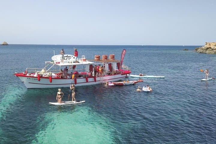 Sound System , Life Jacket , Canopy (shade) , shower ,WC, snorkelling , Kayaks , SUP , Fresh Fruits , tapas & Drinks all included !!