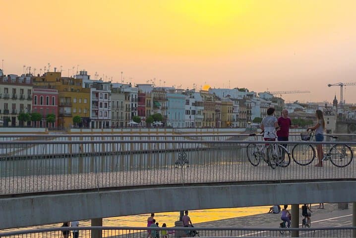 Sunset Seville Bike Tour: Cathedral, River & Sights