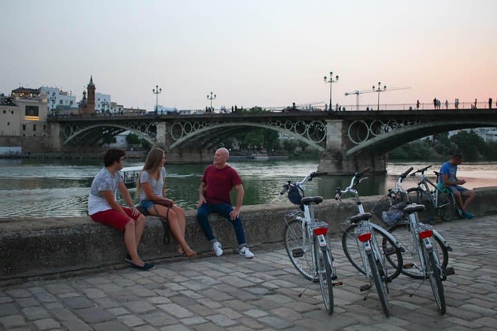 Sunset Seville Bike Tour: Cathedral, River & Sights