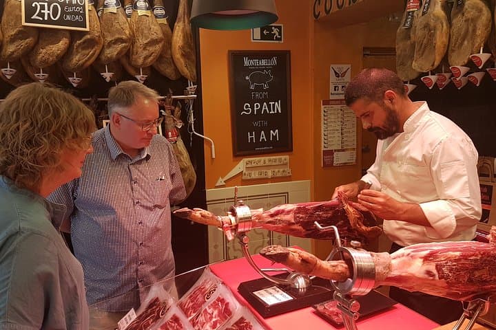 Professional Ham Carver at work