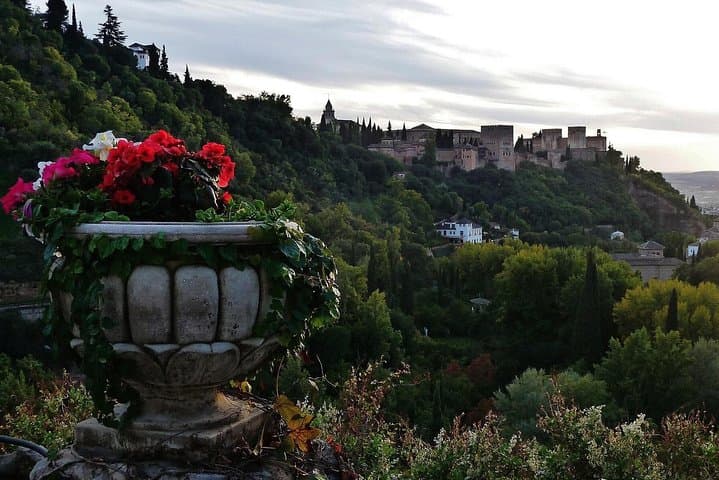 Alhambra Sunset Tour: Generalife, Alcazaba & Albaicín