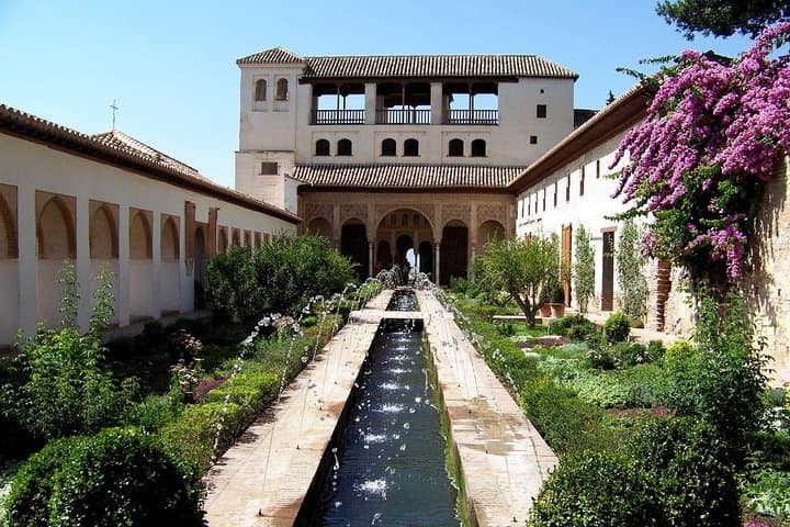 2-Day Granada Tour from Seville Including Skip-the-Line Access to Alhambra Palace and Arabian Baths