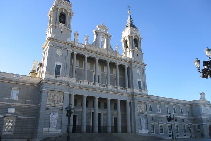 Guided tour of Madrid's 4 most popular neighborhoods.