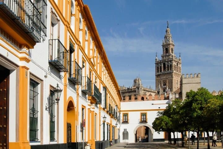 Exclusive Tour with Cathedral - Giralda Tower and Columbus tomb