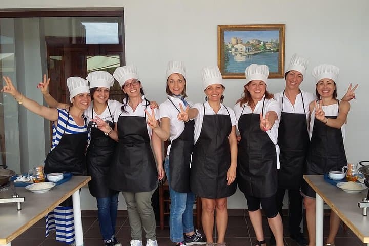 Ready for an unforgettable day, filled with aromas, fire, and passion? Because paella isn't just made with ingredients; it's made with soul. Reserve your spot now and join this unique experience!