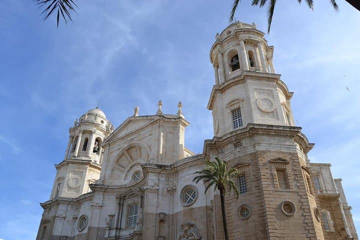 Private 12-Hour Tour of Cadiz and Pueblos Blancos from Seville