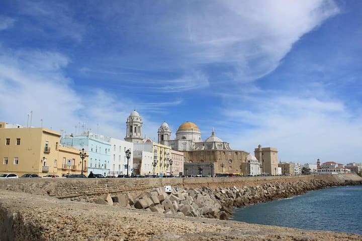 Private 12-Hour Tour of Cadiz and Pueblos Blancos from Seville