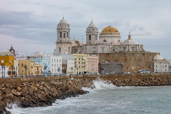 Private 12-Hour Tour of Cadiz and Pueblos Blancos from Seville