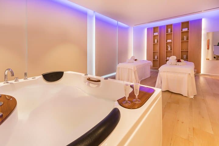 Romantic couple massage + SPA entry and private jacuzzi with cava