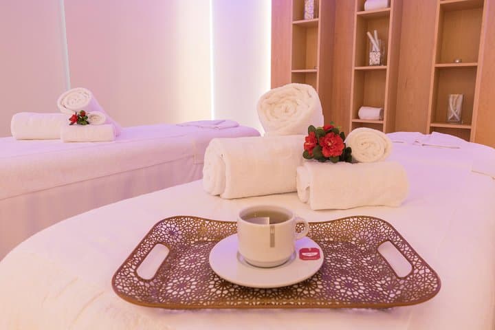 Romantic couple massage + SPA entry and private jacuzzi with cava