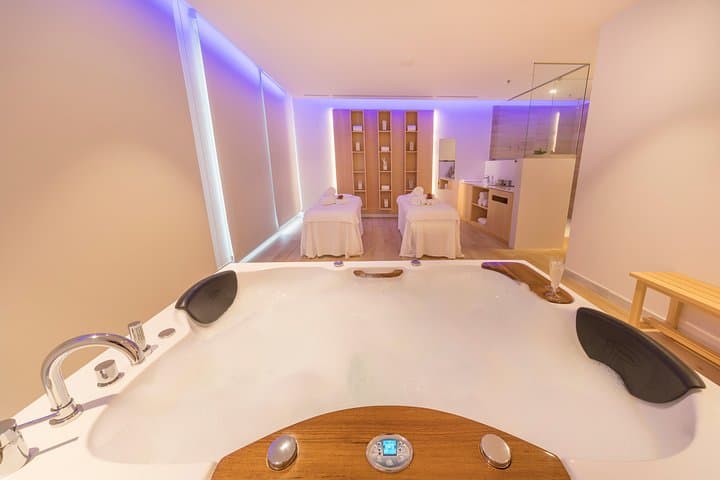 Romantic couple massage + SPA entry and private jacuzzi with cava