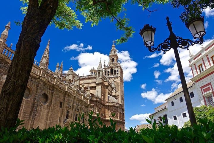Guided Tour of Santa Cruz Jewish Quarter, Alcázar, and Cathedral