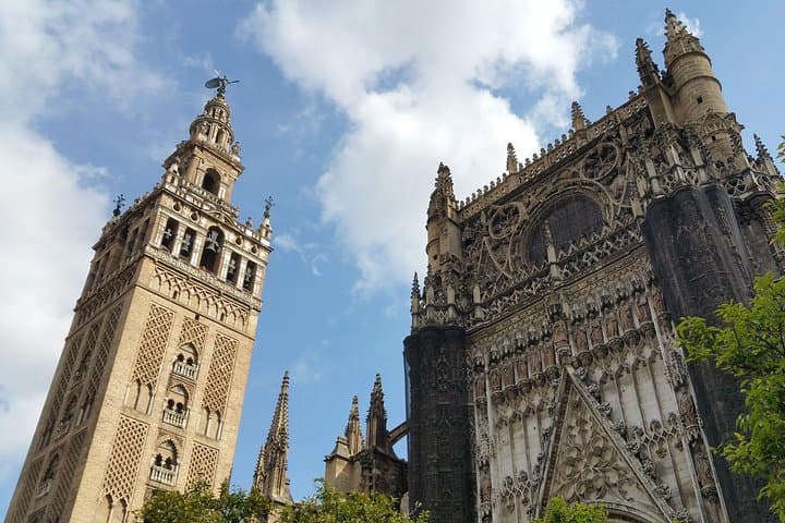 Guided Tour of Santa Cruz Jewish Quarter, Alcázar, and Cathedral