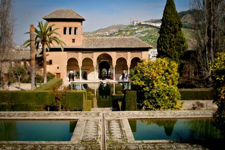 Skip the line: Alhambra Palace and Generalife Gardens Private Guided Tour