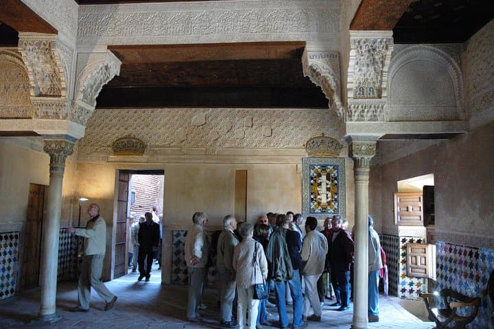 Skip the line: Alhambra Palace and Generalife Gardens Private Guided Tour