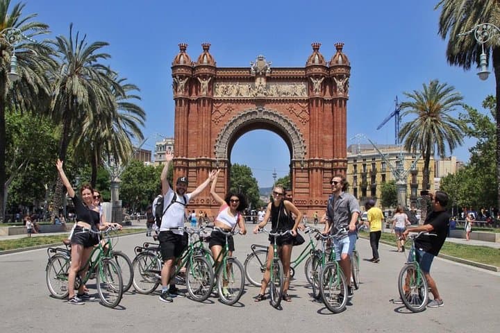 Photo stop at the Arc de Triumf