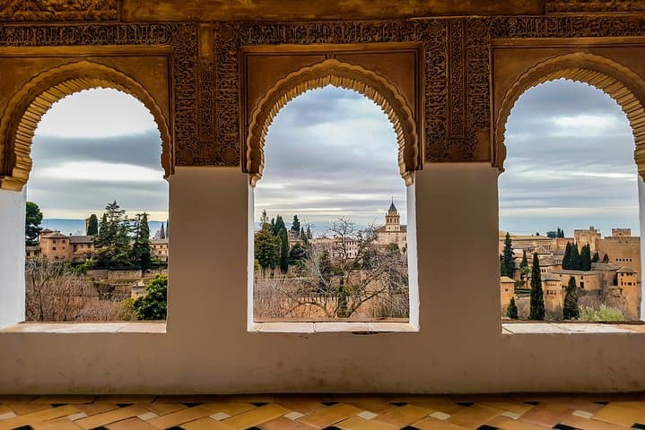 Granada: Alhambra, Albaicin and Sacromonte Guided Tour