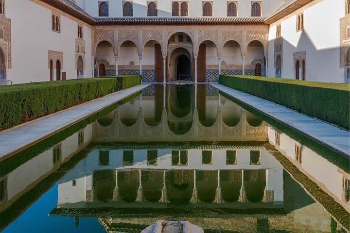 Granada: Alhambra, Albaicin and Sacromonte Guided Tour