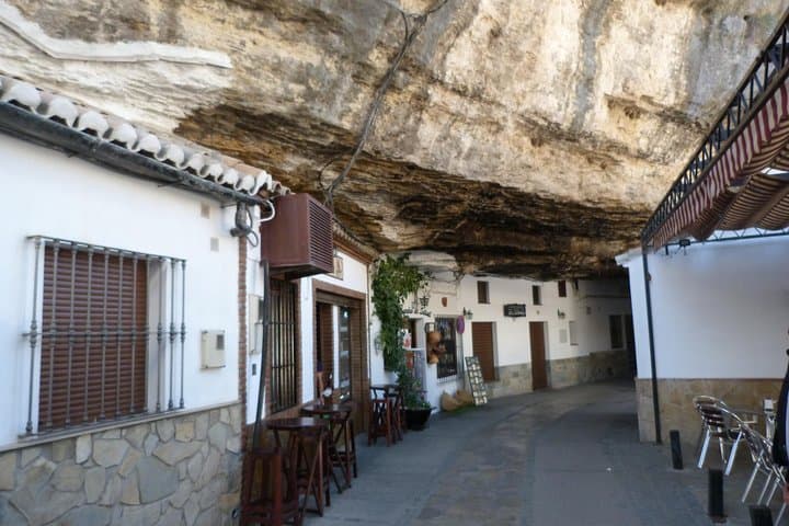 Setenil de las Bodegas houses