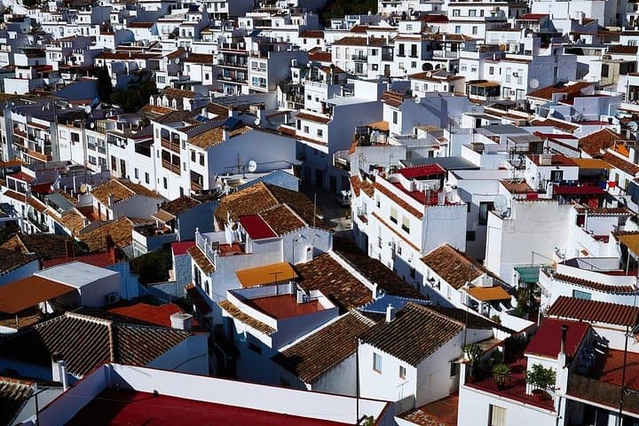Private 8-hour Tour to Mijas Marbella and Puerto Banús from Malaga