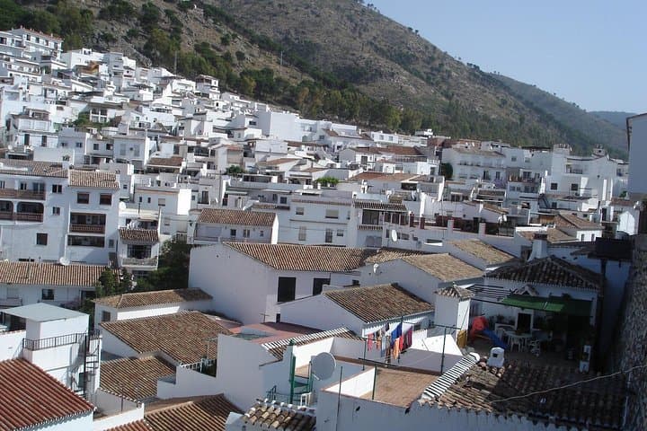 Private 8-hour Tour to Mijas Marbella and Puerto Banús from Malaga