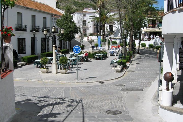 Private 8-hour Tour to Mijas Marbella and Puerto Banús from Malaga