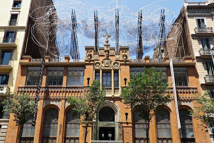 Private 8 hours Tour of Barcelona with driver and official tour guide