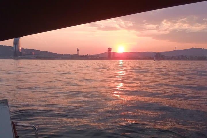 2 hour Shared Sailing Tour in Barcelona with Open Bar & Snacks