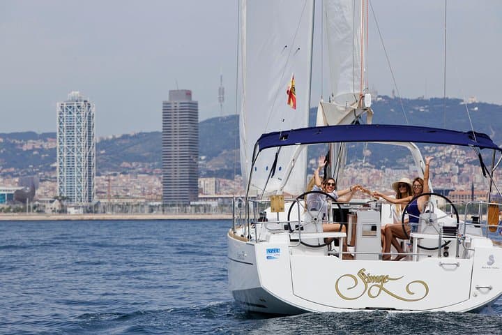 1 hour Shared Sailing Tour in Barcelona with Open Bar & Snacks