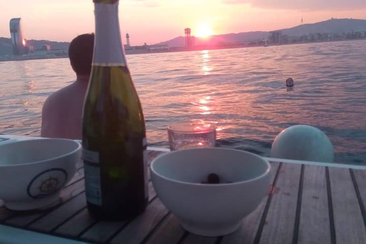 1 hour Shared Sailing Tour in Barcelona with Open Bar & Snacks